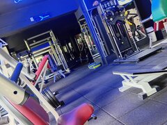 Femeie pentru curatenie la sala fitness